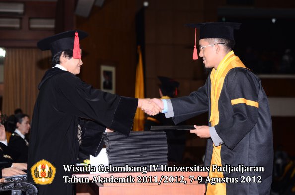 wisuda-unpad-gel-iv-2011_2012-fakultas-hukum-oleh-dekan-064