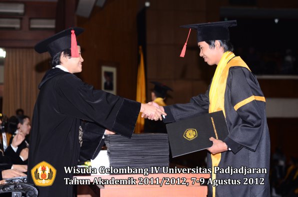 wisuda-unpad-gel-iv-2011_2012-fakultas-hukum-oleh-dekan-065