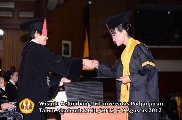 wisuda-unpad-gel-iv-2011_2012-fakultas-hukum-oleh-dekan-066