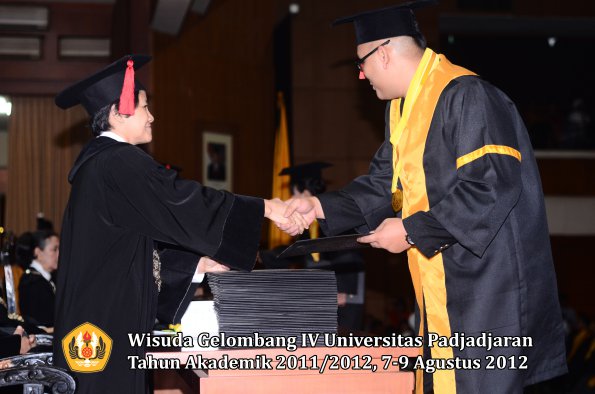 wisuda-unpad-gel-iv-2011_2012-fakultas-hukum-oleh-dekan-067