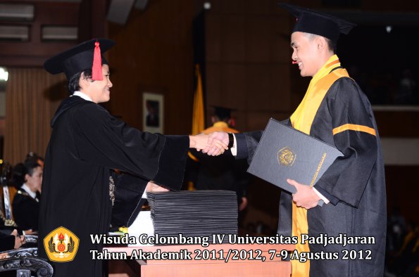 wisuda-unpad-gel-iv-2011_2012-fakultas-hukum-oleh-dekan-068