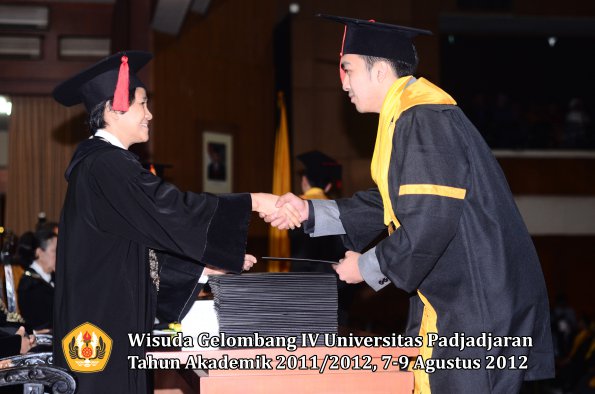 wisuda-unpad-gel-iv-2011_2012-fakultas-hukum-oleh-dekan-069