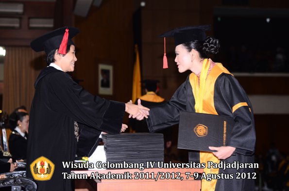 wisuda-unpad-gel-iv-2011_2012-fakultas-hukum-oleh-dekan-070