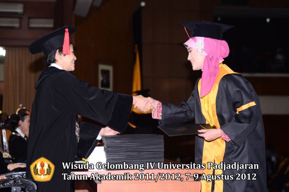 wisuda-unpad-gel-iv-2011_2012-fakultas-hukum-oleh-dekan-071