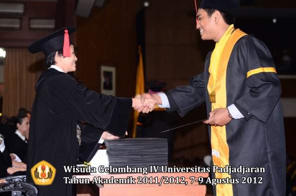 wisuda-unpad-gel-iv-2011_2012-fakultas-hukum-oleh-dekan-072