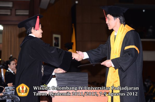 wisuda-unpad-gel-iv-2011_2012-fakultas-hukum-oleh-dekan-073