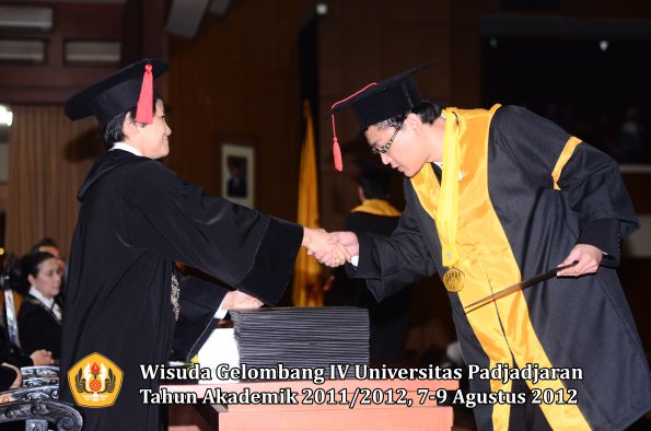 wisuda-unpad-gel-iv-2011_2012-fakultas-hukum-oleh-dekan-074