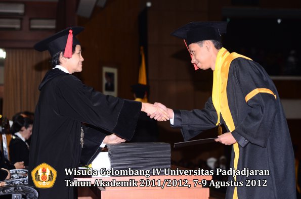 wisuda-unpad-gel-iv-2011_2012-fakultas-hukum-oleh-dekan-075