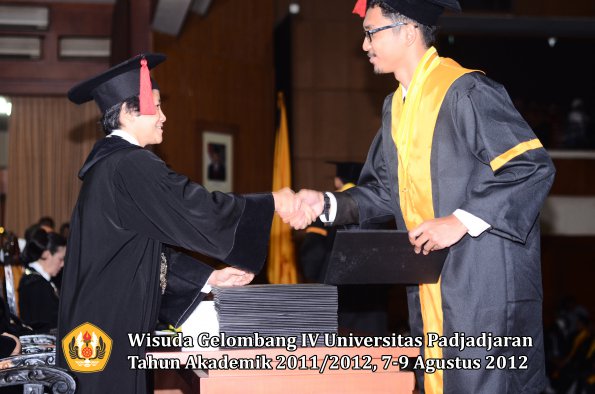 wisuda-unpad-gel-iv-2011_2012-fakultas-hukum-oleh-dekan-076