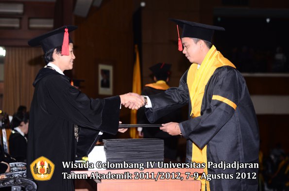 wisuda-unpad-gel-iv-2011_2012-fakultas-hukum-oleh-dekan-077