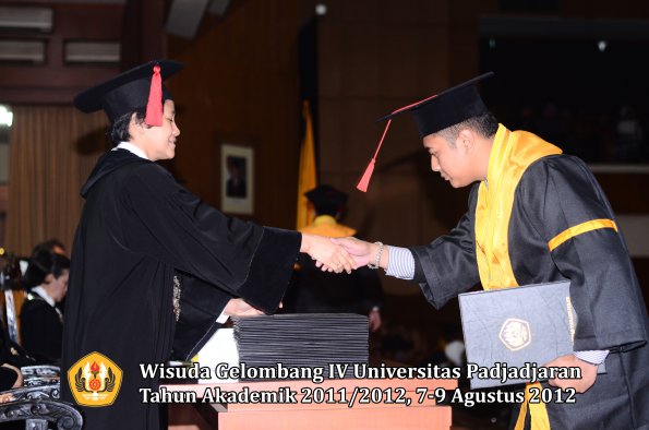 wisuda-unpad-gel-iv-2011_2012-fakultas-hukum-oleh-dekan-078