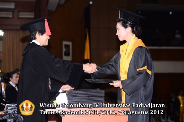 wisuda-unpad-gel-iv-2011_2012-fakultas-hukum-oleh-dekan-079