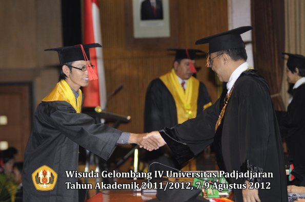 wisuda-unpad-gel-iv-2011_2012-fakultas-hukum-oleh-rektor-002