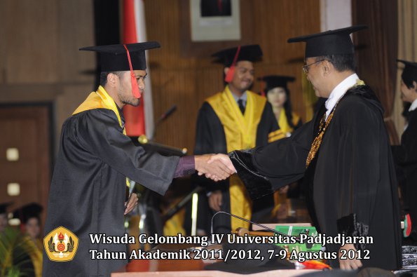 wisuda-unpad-gel-iv-2011_2012-fakultas-hukum-oleh-rektor-004