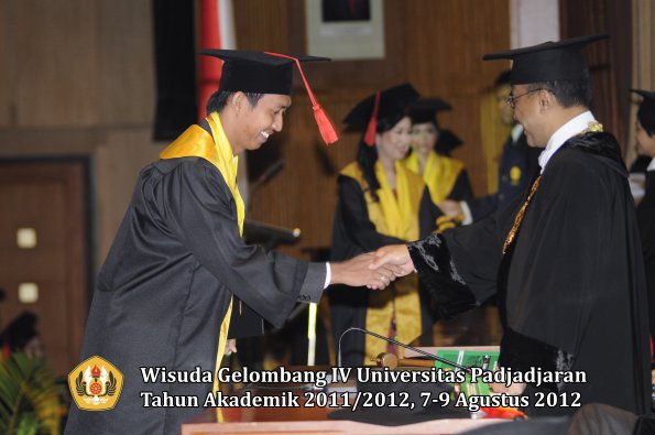 wisuda-unpad-gel-iv-2011_2012-fakultas-hukum-oleh-rektor-034