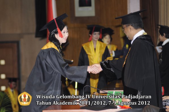 wisuda-unpad-gel-iv-2011_2012-fakultas-hukum-oleh-rektor-035