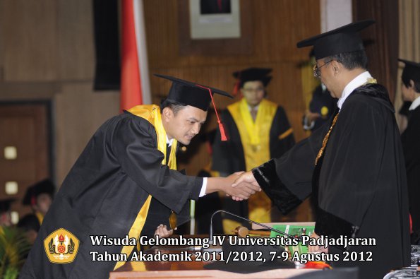 wisuda-unpad-gel-iv-2011_2012-fakultas-hukum-oleh-rektor-061