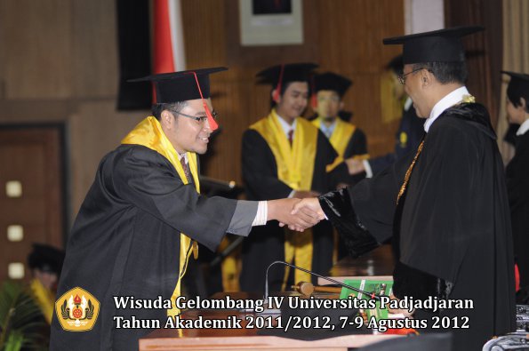 wisuda-unpad-gel-iv-2011_2012-fakultas-hukum-oleh-rektor-062