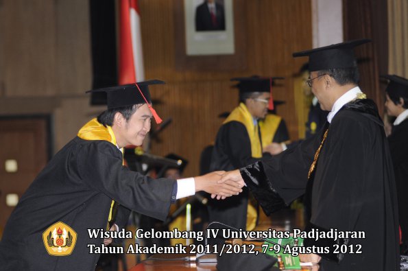 wisuda-unpad-gel-iv-2011_2012-fakultas-hukum-oleh-rektor-063