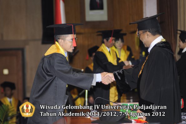 wisuda-unpad-gel-iv-2011_2012-fakultas-hukum-oleh-rektor-064