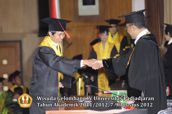 wisuda-unpad-gel-iv-2011_2012-fakultas-hukum-oleh-rektor-065