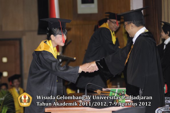 wisuda-unpad-gel-iv-2011_2012-fakultas-hukum-oleh-rektor-066