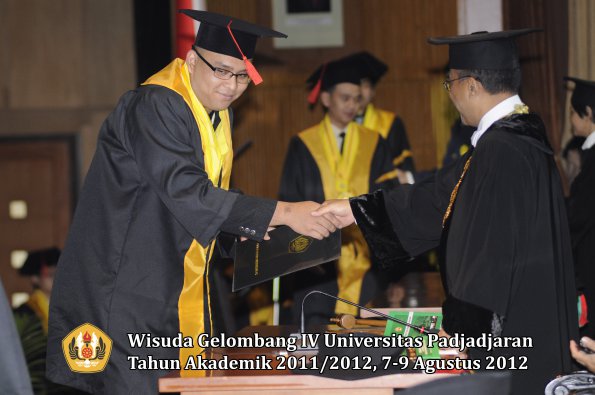 wisuda-unpad-gel-iv-2011_2012-fakultas-hukum-oleh-rektor-067