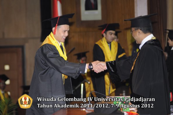 wisuda-unpad-gel-iv-2011_2012-fakultas-hukum-oleh-rektor-068