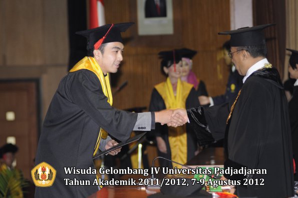 wisuda-unpad-gel-iv-2011_2012-fakultas-hukum-oleh-rektor-069