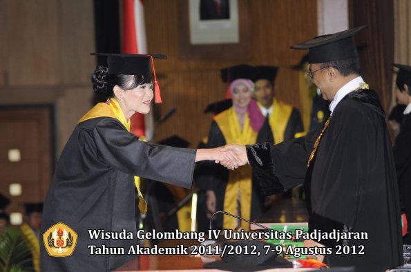 wisuda-unpad-gel-iv-2011_2012-fakultas-hukum-oleh-rektor-070