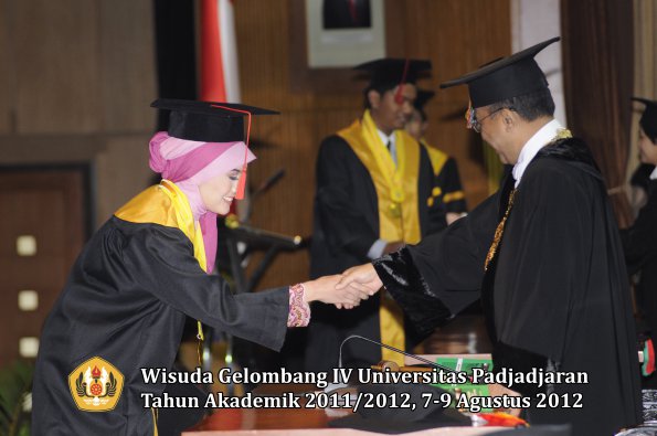 wisuda-unpad-gel-iv-2011_2012-fakultas-hukum-oleh-rektor-071