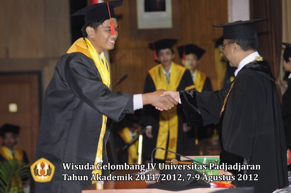 wisuda-unpad-gel-iv-2011_2012-fakultas-hukum-oleh-rektor-072