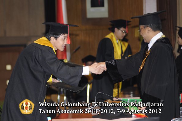 wisuda-unpad-gel-iv-2011_2012-fakultas-hukum-oleh-rektor-073