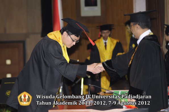 wisuda-unpad-gel-iv-2011_2012-fakultas-hukum-oleh-rektor-074