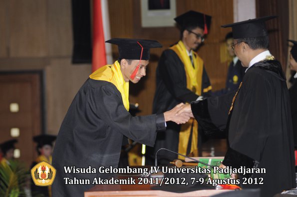 wisuda-unpad-gel-iv-2011_2012-fakultas-hukum-oleh-rektor-075