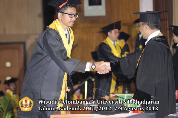 wisuda-unpad-gel-iv-2011_2012-fakultas-hukum-oleh-rektor-076