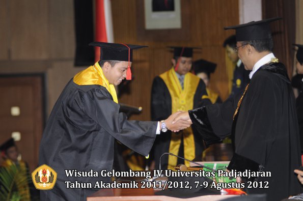 wisuda-unpad-gel-iv-2011_2012-fakultas-hukum-oleh-rektor-077