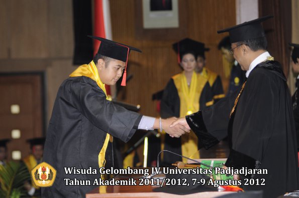 wisuda-unpad-gel-iv-2011_2012-fakultas-hukum-oleh-rektor-078