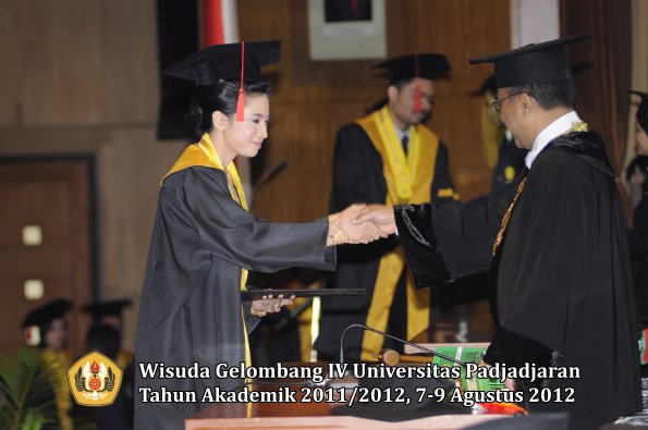 wisuda-unpad-gel-iv-2011_2012-fakultas-hukum-oleh-rektor-079