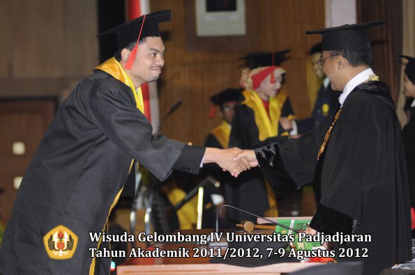 wisuda-unpad-gel-iv-2011_2012-fakultas-hukum-oleh-rektor-080