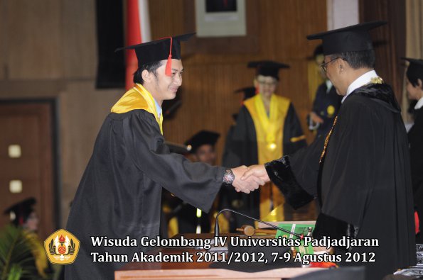 wisuda-unpad-gel-iv-2011_2012-fakultas-hukum-oleh-rektor-104