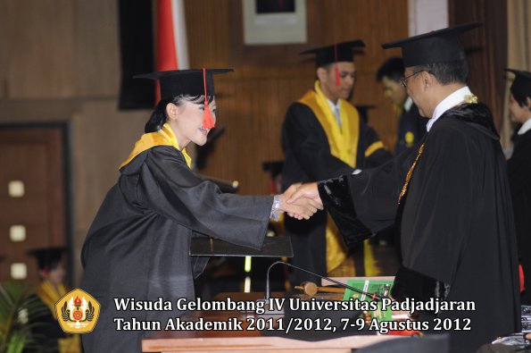 wisuda-unpad-gel-iv-2011_2012-fakultas-hukum-oleh-rektor-107