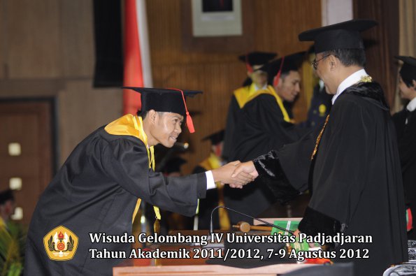 wisuda-unpad-gel-iv-2011_2012-fakultas-hukum-oleh-rektor-119