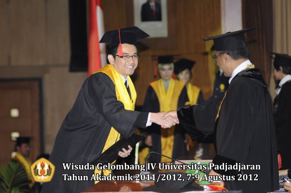 wisuda-unpad-gel-iv-2011_2012-fakultas-hukum-oleh-rektor-142