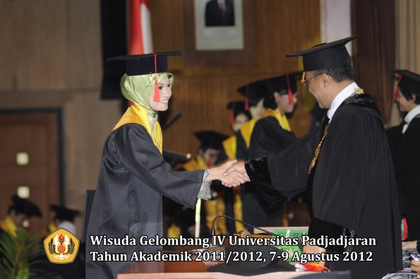 wisuda-unpad-gel-iv-2011_2012-fakultas-hukum-oleh-rektor-143