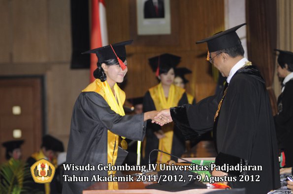 wisuda-unpad-gel-iv-2011_2012-fakultas-hukum-oleh-rektor-144