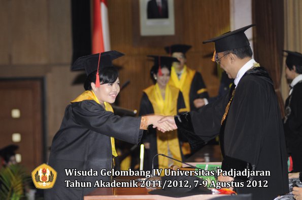 wisuda-unpad-gel-iv-2011_2012-fakultas-hukum-oleh-rektor-145