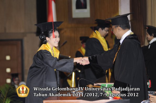 wisuda-unpad-gel-iv-2011_2012-fakultas-hukum-oleh-rektor-146