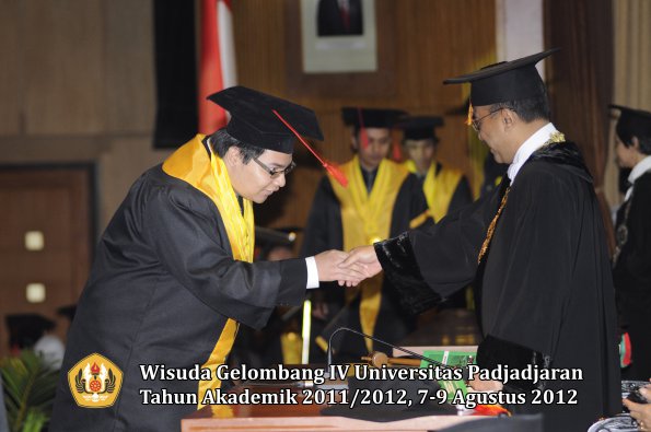 wisuda-unpad-gel-iv-2011_2012-fakultas-hukum-oleh-rektor-147