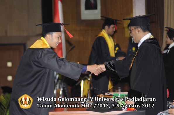 wisuda-unpad-gel-iv-2011_2012-fakultas-hukum-oleh-rektor-148